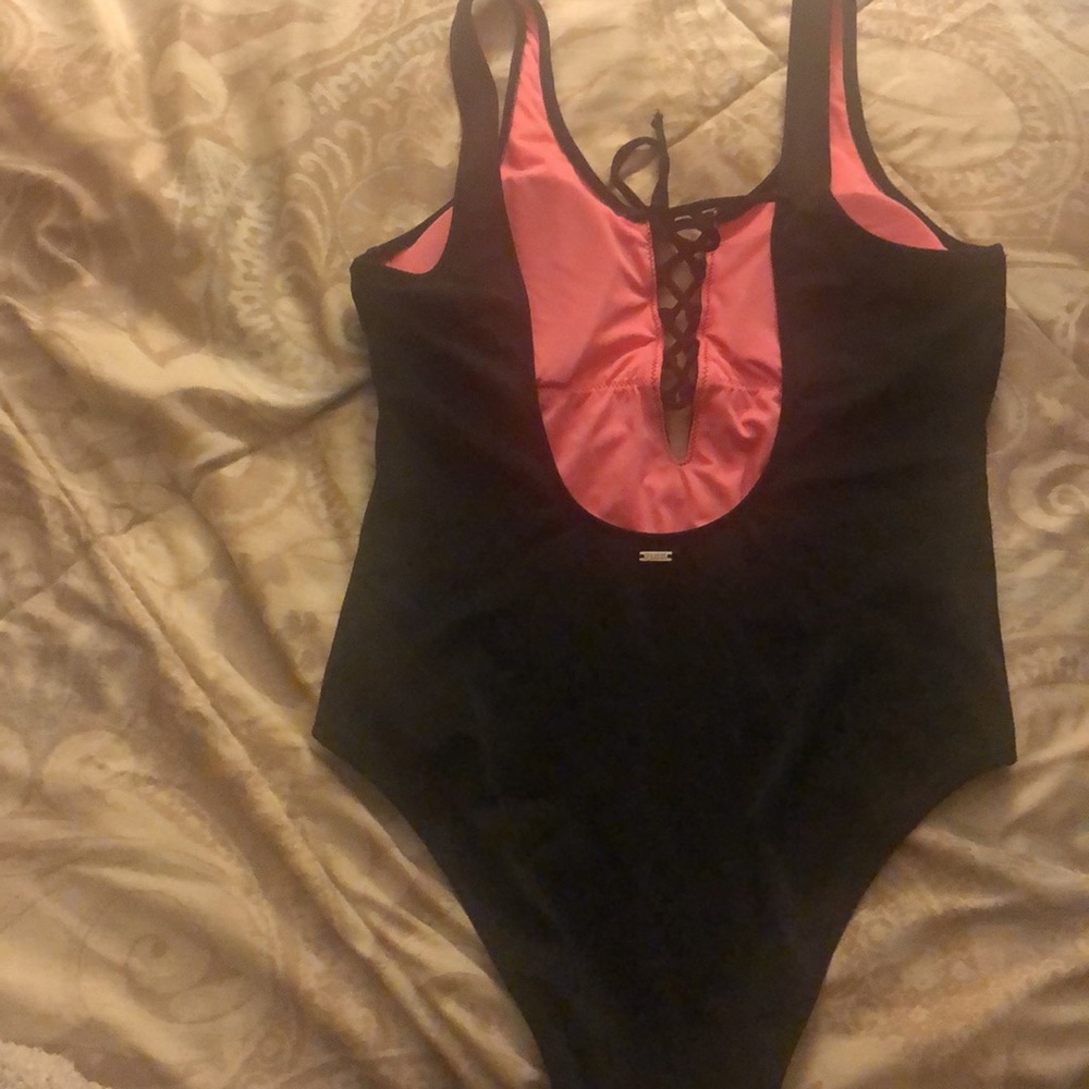Super flattering one piece lined swimsuit - Picture 2 of 4
